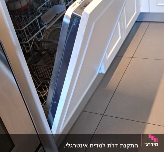 מדיח כלים פתוח עם כלים בפנים במטבח מודרני